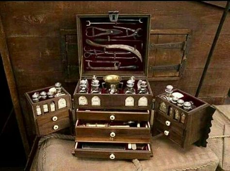 Claire's apothecary chest or medicine box. Outlander Costumes, Outlander Season 4, Anatomy Lessons, Outlander Claire, Drums Of Autumn, Medicine Chest, Medicine Boxes, Outlander Book, Medical Kit