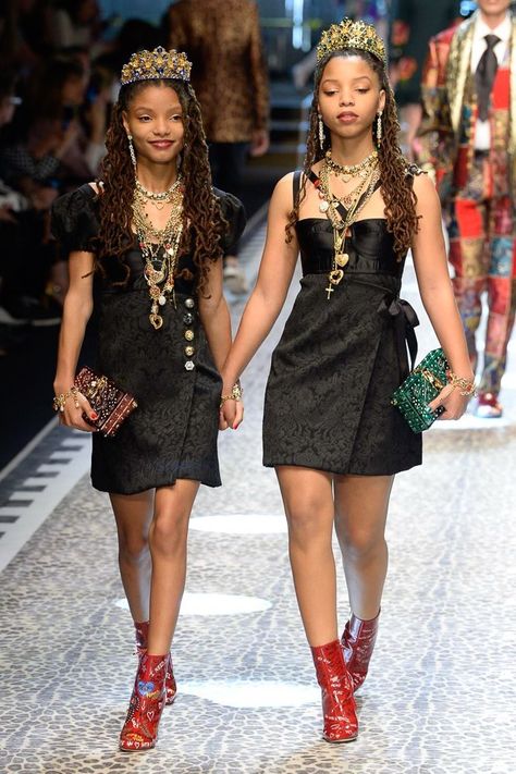 Queen Outfits Royal Medieval, Queen Outfits Royal, Delilah Belle, Chloe And Halle, Queen Outfits, Drag Queen Outfits, Chloe X Halle, Halle Bailey, Dakota Johnson