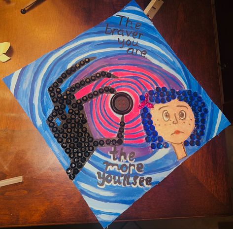 Coraline Cap Decoration, Graduation Cap Designs Coraline, Coraline Grad Cap, Coraline Graduation Cap, Cap Ideas For Graduation, Color Castaño, Cap Graduation, High School Graduation Cap, Grad Pic