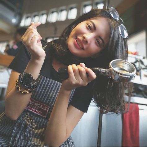 Barista Girl, Working Girl Outfits, Coffee Fashion, Coffee Photography, Latte Art, Birthday Photoshoot, Coffee Time, Persona, Girl Outfits