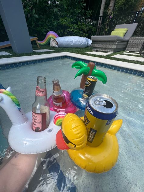 Frat Pool Party, Pool Party Accessories, 21st Pool Party, Pool Day Aesthetic, Pool Party Aesthetic, Adult Pool Party, Friends Pool Party, Drink Floaties, Pool Party Drinks