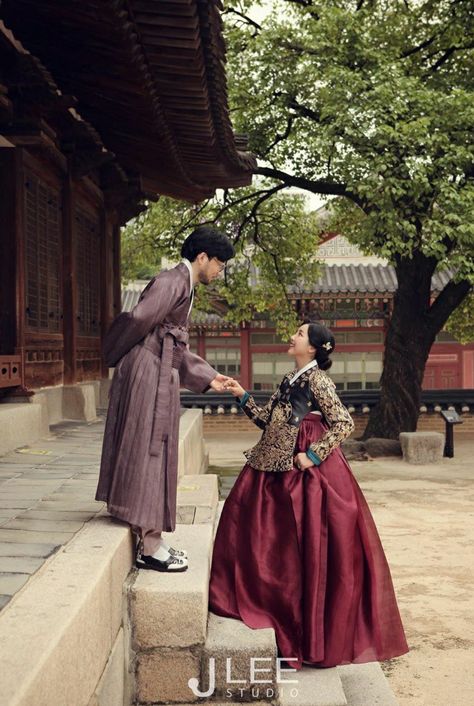 Couple Hanbok, Hanbok Photoshoot, Hanbok Aesthetic, Ancient Fashion, Ancient Korea, Family Potrait, South Korea Photography, Korean Photoshoot, Hanbok Traditional