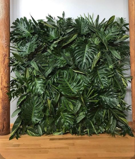 Tropical Greenery Backdrop, Diy Plant Backdrop, Tropical Booth Design, Tropical Backdrop Wedding, Green Backdrop Decoration, Tropical Backdrop Ideas, Palm Leaves Backdrop, Tropical Greenery Wall, Tropical Photo Backdrop