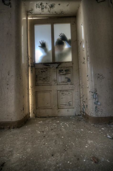 Apocalypse Books, Images Terrifiantes, Zombie Apocolypse, Scary Images, Apocalypse Aesthetic, Apocalypse World, Horror Pictures, Zombie Movies, Haunted Hotel