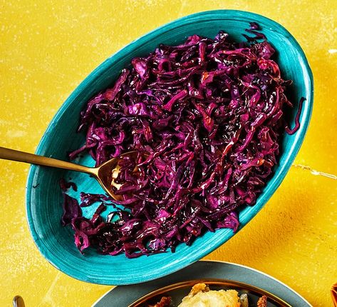 Sautéed salted red cabbage with cranberries Cabbage Coleslaw Recipe, Slow Cooker Red Cabbage, Spiced Red Cabbage, Sauteed Red Cabbage, Cooked Red Cabbage, Red Cabbage Coleslaw, Cabbage Coleslaw, Red Cabbage Recipes, Red Cabbage Salad