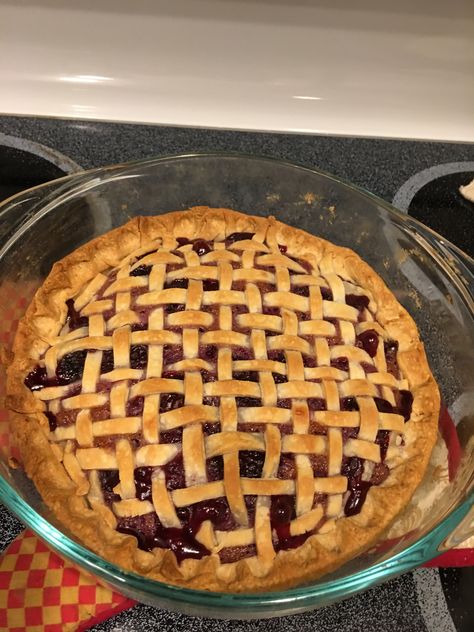 Pie Aesthetic, Itsuka Kendo, Mixed Berry Pie, Blueberry Picking, Sweet Foods, Berry Pie, Cookout Food, Spooky Szn, Winter Inspo