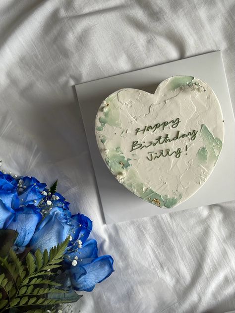 Heart Shape Cake, Cakes inspo October Babies, Light Green Cake Inspo, Green Cake Inspo Sage Green Heart Cake, Birthday Cake Sage Green, Light Green Birthday Cake, Green Cake Design Simple, Sage Green Cake Ideas, Heart Shaped Cake Ideas, Green Heart Cake, Sage Green Birthday Cake, Light Green Cake