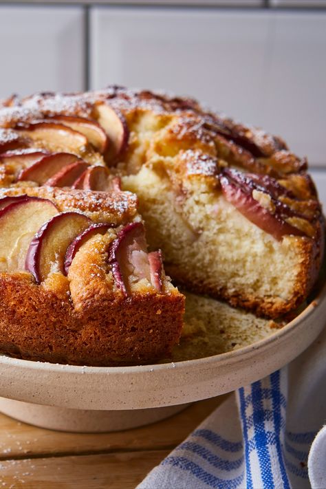 A single layer sponge cake topped with slices of apple baked in. Air Fryer Apple Cake Recipes, Cake In The Air Fryer, Airfryer Cake Recipes, Air Fryer Baking Recipes, Air Fryer Cakes, Airfryer Cake, Airfryer Baking, Cake In Air Fryer, Cake Air Fryer