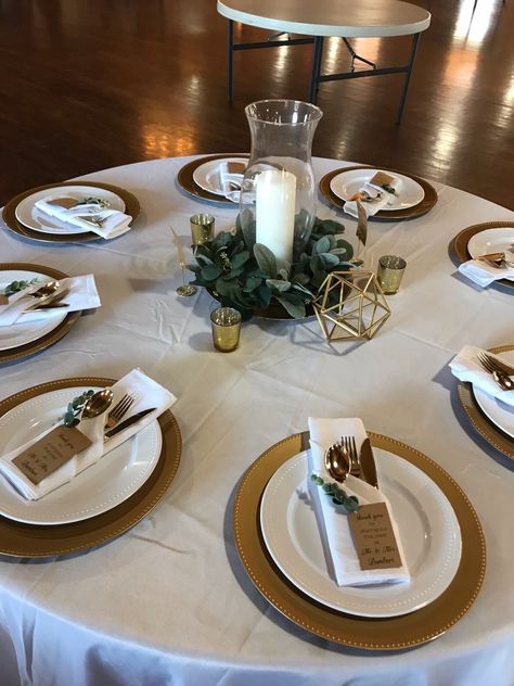 50th Wedding Anniversary Table Ideas, Wedding Table Decorations No Plates, 50th Anniversary Tablescape, Formal Dinner Decorations, Simple Banquet Table Decorations, 50 Anniversary Ideas Decoration Table, Anniversary Party Ideas Decoration, Wedding Plate Set Up, Gold Wedding Plates