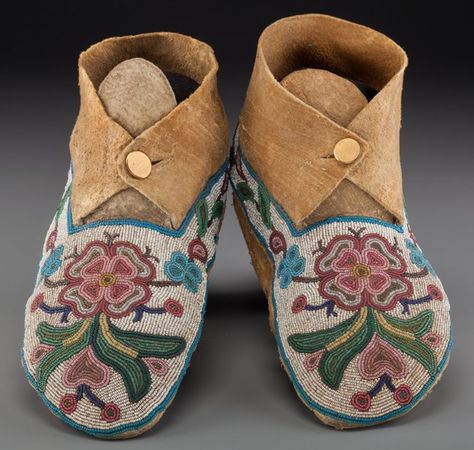 Cree Beadwork, Native American Moccasins, Moccasin Pattern, Indian Beadwork, Native Artwork, Beaded Moccasins, Native American Clothing, Beaded Shoes, Beadwork Designs