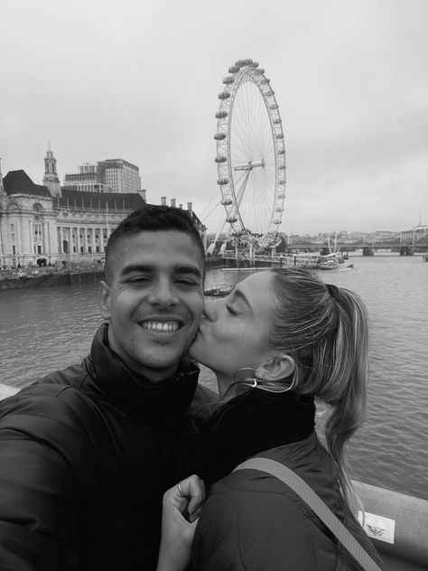 Cute Couple Pics London, London Instagram Pictures Couple, London Honeymoon Aesthetic, London Photo Ideas Couple, Couples In London, London With Boyfriend, Couple In London Aesthetic, London Couple Photos, London Boyfriend Aesthetic