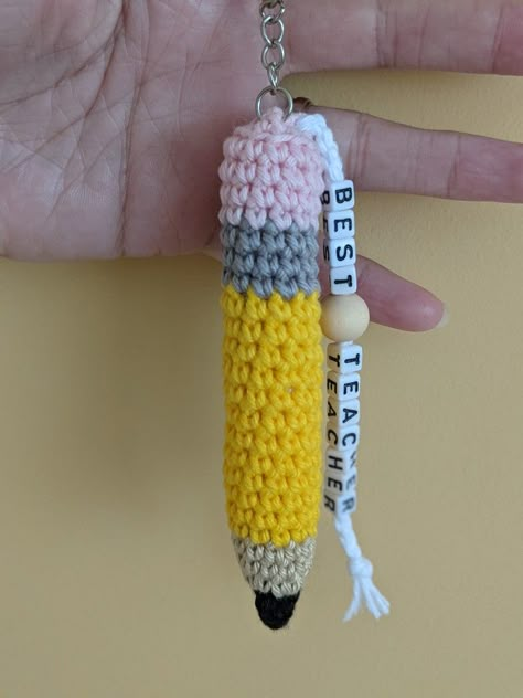 Diy Pencil Keychain, Crochet Keychain For Teacher, Easy Crochet Gifts For Teachers, Crochet Things For Teachers, Crochet Student Gift, Teacher Gift Crochet, Crochet Christmas Gifts For Teachers, Crochet Gift Ideas For Teachers, Crochet Locker Decorations