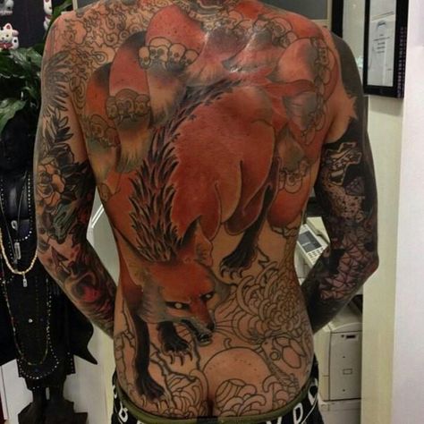 Oliver got more work on his back! Oliver Sykes Tattoos, Girl Side Tattoos, Lost Tattoo, Black Sleeve Tattoo, Oli Sykes, Oliver Sykes, Human Canvas, Fox Tattoo, About Tattoo