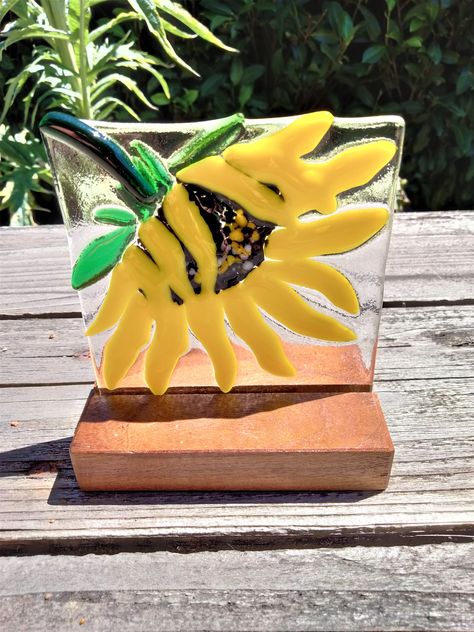 Fused Glass Suncatcher, Glass Fusing Projects For Beginners, Fused Glass Ideas For Beginners, Fused Glass Sunflower, Fused Glass Sunflowers Art, Glass Art Sunflower, Fused Glass Floral Art, Fused Glass Retro Flowers, Fused Glass Iris Flower