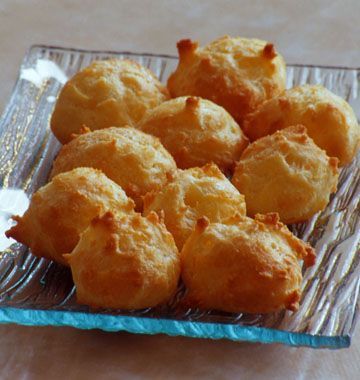 Gougères au fromage, la recette d'Ôdélices : retrouvez les ingrédients, la préparation, des recettes similaires et des photos qui donnent envie ! Cheese Gougeres, Food Wishes, Savoury Baking, Cooking Chef, Naan, Food Photo, Savoury Food, Finger Foods, Appetizer Recipes