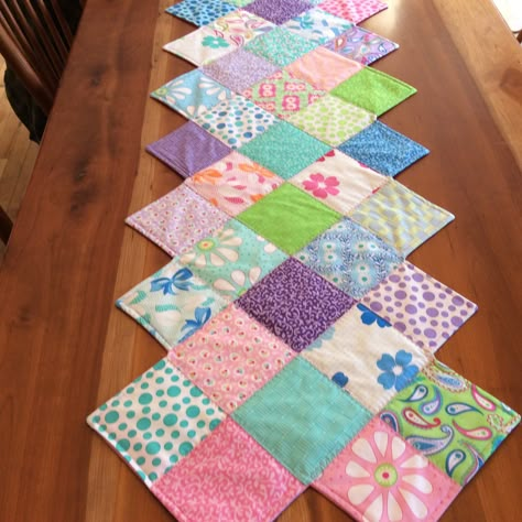 Easter Zig Zag Table Runner Quilted Table Runners Christmas, Easter Table Runners, Quilted Table Runners Patterns, Table Runner And Placemats, Table Runner Pattern, Quilted Table Runner, Simple Table, Quilted Table, Quilted Table Runners