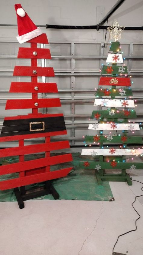 Timber Christmas Tree, Pallet Christmas Projects, Wooden Pallet Christmas Tree, Pallet Christmas Trees, Pallet Wood Christmas, Outdoor Christmas Decorations Yard, Christmas Diy Wood, Wooden Christmas Crafts, Pallet Christmas Tree