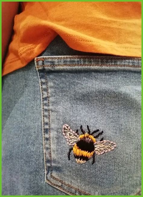 Bumble Bee Embroidery, Broderie Anglaise Fabric, Jean Diy, Embroidery Hoop Art Diy, Patterns Flowers, Diy Denim, Diy Jeans, Denim Embroidery, Embroidery Diy