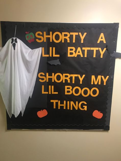 Scary Halloween Bulletin Boards, Halloween College Door Decorations, Halloween Posters For School, Halloween Bulliten Board Ideas, Halloween Classroom Board Ideas, Halloween Work Board Ideas, Halloween Posters Ideas For School, Dorm Door Halloween Decor, Halloween Poster Board Ideas