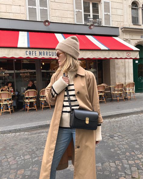 Sweater Trench Coat, Camel Trench Coat, Beanie Outfit, Trench Coat Outfit, Camel Sweaters, Outfit Formulas, Simple Outfit, Striped Jeans, Coat Outfits