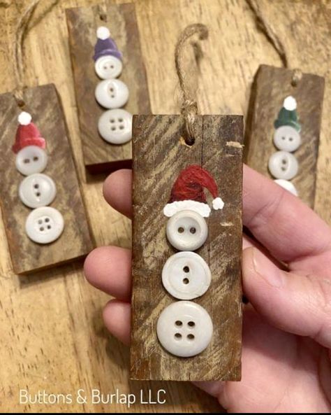 Christmas Button Crafts, Christmas Buttons, Christmas Gift Basket Ideas, Gift For Mom Christmas, Christmas Crafts To Make, Handmade Christmas Crafts, Wooden Tags, Christmas Gift For Mom, Christmas Wood Crafts