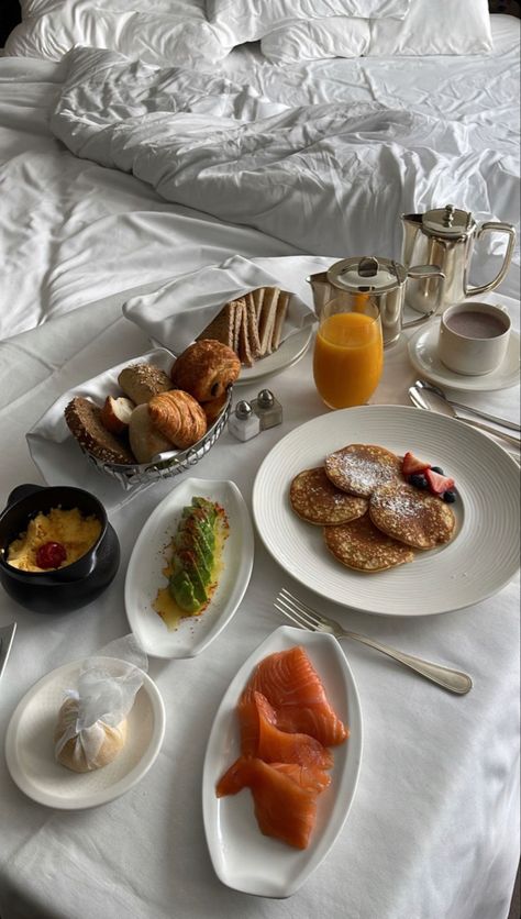 Rich Breakfast Aesthetic, Luxury Breakfast Aesthetic, Hotel Room Breakfast, Luxury Breakfast, Pretty Breakfast, London Breakfast, Breakfast Hotel, Inka Williams, Fancy Breakfast