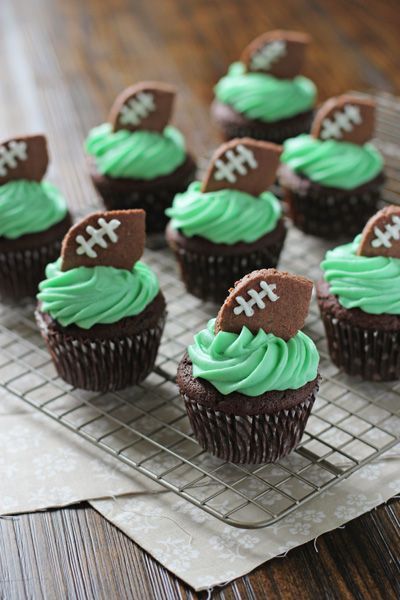 Muffins Decorados, Bowl Desserts, Football Desserts, Superbowl Desserts, Football Cupcakes, Football Party Foods, Bowl Party Food, Football Snacks, Chocolate Sugar Cookies