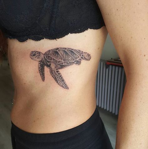 Sea Turtle Rib Tattoo, Leatherback Turtle Tattoo, Tattoo Turtle, Tattoos On Side Ribs, Ocean Tattoo, Sea Turtle Tattoo, Turtle Tattoo Designs, Floral Thigh Tattoos, Tatoo Inspiration