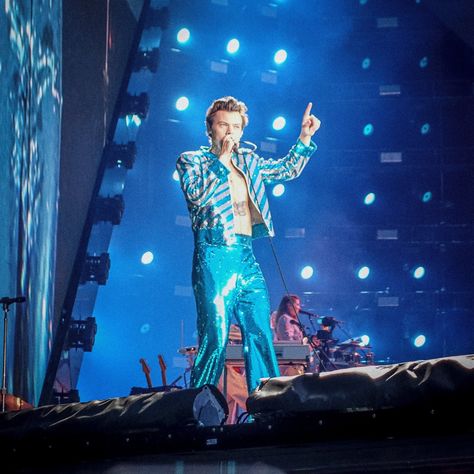 Harry Styles Tour, Harry Styles Concert, Harry Styles Wallpaper, Harry Styles Photos, Family Show, Mr Style, Harry Styles Love On Tour, Harry Edward Styles, How Many People