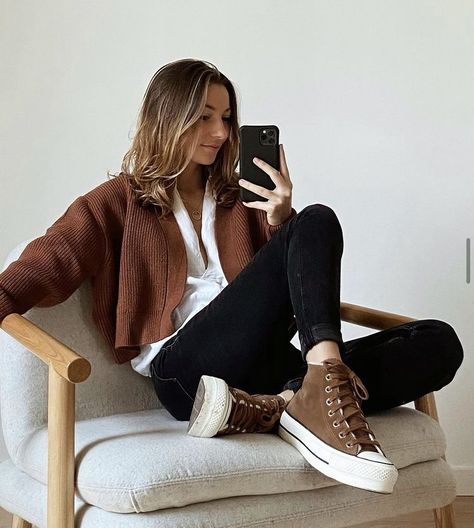 Brown Converse Outfit, Weekend Outfits For Women, Converse Outfit Winter, Chocolate Clothes, Brown Converse, Converse Outfit, Smart Casual Women, Weekend Outfits, Casual Outfit Inspiration