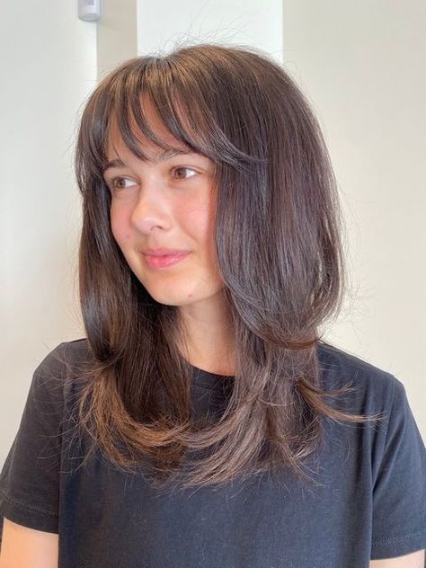 Whether you’re growing out your bob or taking a break from long layers, mid-length haircuts like the midi-flick are having a moment. 90s Layered Cut, Mid Length Hair Fringe, Brunette Mid Length Hair, Midi Haircut, Bouncy Layers, Flipped Ends, Sectioning Clips, Long Hair Inspiration, 90s Hair