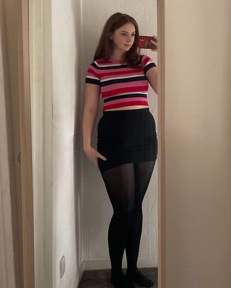 Amy Pond Outfit, Tight Skirt Outfit, Amelia Pond, Caitlin Blackwood, Doctor Who Companions, Legs Outfit, Flip Flop Socks, Amy Pond, Karen Gillan