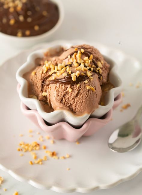 Here's how to make Nutella gelato at home with just 4 ingredients and WITHOUT ice cream maker! Italian S Cookies, Gelato Vs Ice Cream, Nutella Gelato, December Desserts, Food Processor Ice Cream, Sicilian Cookies, Chocolate Semifreddo, Nutella Food, How To Make Nutella