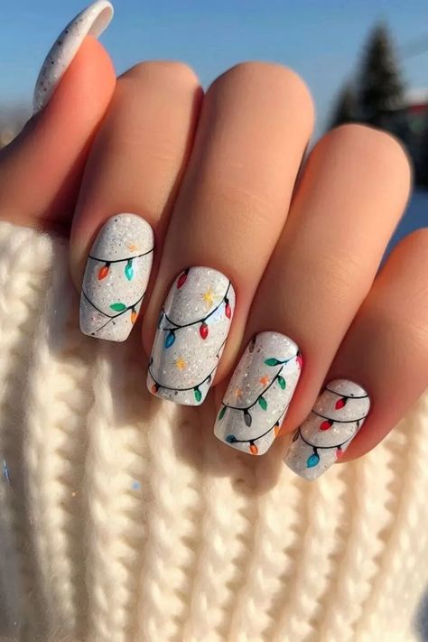 White Nails With Christmas Lights, Christmas Tree Light Nails, Christmas Finger Nails, Nails Inspiration Winter Simple, Easy Christmas Gel Nails, Christmas Light Nail Designs, Christmas Lights Nails Design, Christmas Lights Nail Art, Christmas Nails Lights