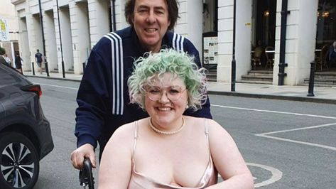 Jonathan Ross' daughter Betty Kitten Ross has fibromyalgia, myalgic encephalomyelitis and postural orthostatic tachycardia syndrome Jonathan Ross, Health Day, Short Hair Older Women, Super Happy, Brand Ambassador, Its My Birthday, Wheelchair, Beauty Routines, Crockpot Recipes