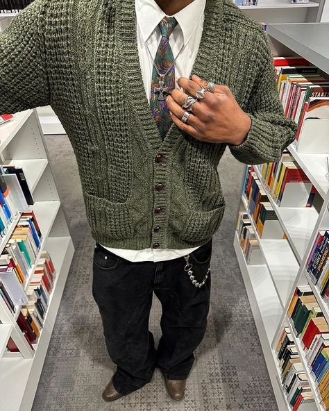 Men Black Cardigan Outfit, Cardigan Sweater Outfit Men, Formal Masc Outfit, Business Core Outfits Men, Cream Sweater Outfits, Cardigan Sweater Outfit, Tyler Core, Business Core, Nice Accessories