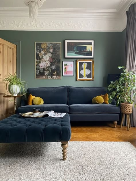 Eye For Design: The Dark Green Interior Is Back And Better Than Ever Dark Green Living Room, Drawing Rooms, Snug Room, Victorian Living Room, Dark Living Rooms, Blue Couches, Cosy Living, Design Box, Living Room Color Schemes