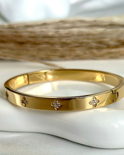 Jewellery Photo, Canadian Girls, Trend Jewelry, Fashion Dictionary, Wrist Jewelry, Gold Plated Bangles, Waterproof Jewelry, Timeless Treasures, Jewelry Inspo