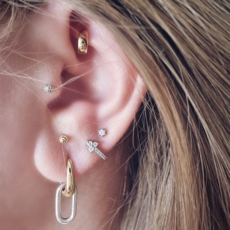 Piercing Constellation, Triple Lobe, Triple Lobe Piercing, Jewelry Combinations, Lobe Piercing, Tragus, Silver And Gold, Constellations, Piercings