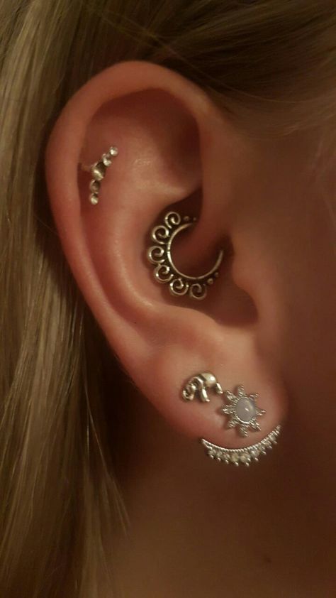 Fake Cartilage Piercing, Double Ear Piercings, Daith Jewelry, Daith Piercing Jewelry, Gold Ear Jacket, Cool Ear Piercings, Cute Ear Piercings, March Birthstone Jewelry, Daith Piercing