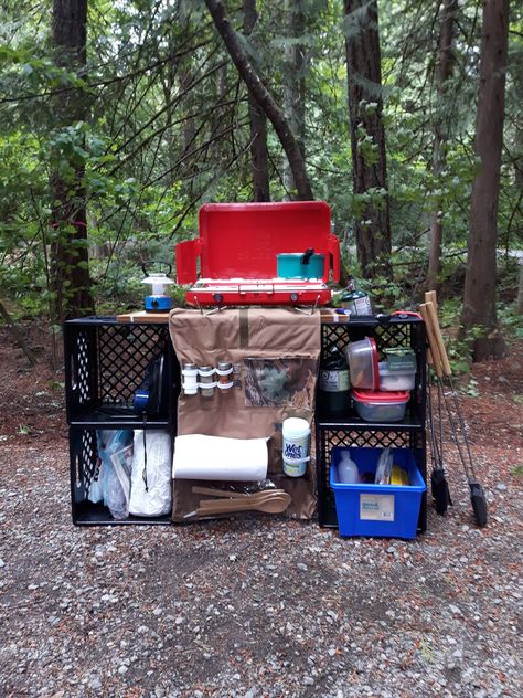 Camping Kitchen Set Up, Zelt Camping Hacks, Camping Hacks With Kids, Zelt Camping, Outdoor Camping Kitchen, Camping Hacks Food, Tent Camping Hacks, Camping Safety, Camping 101