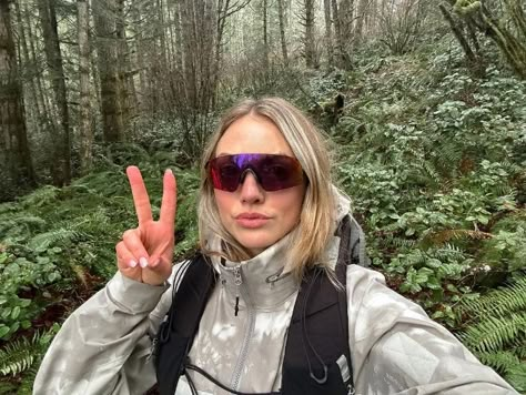 Hiking Sunglasses, Trekking Outfit, Cute Hiking Outfit, Hiking Places, Hiking Fits, Outdoorsy Style, Hiking Outfit Women, Camping Aesthetic, Hiking Pictures