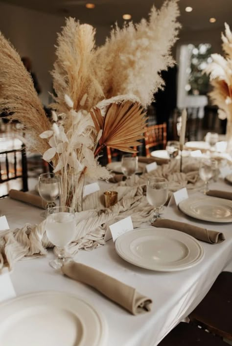 Letter Decorating Ideas, Bedroom Pampas, Beige Wedding Decor, White And Beige Wedding, Wedding Bouquet Pampas, Pampas Grass Wedding Bouquet, Grass Wedding Bouquet, Pampas Decor, Vase Pampas