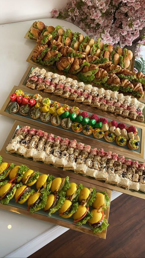 Wedding Grazing Table Ideas, Wedding Grazing Table, Grazing Table Ideas, Decorações Com Comidas, Party Food Buffet, Catering Ideas Food, Mini Sandwiches, Grazing Table, Party Food Platters