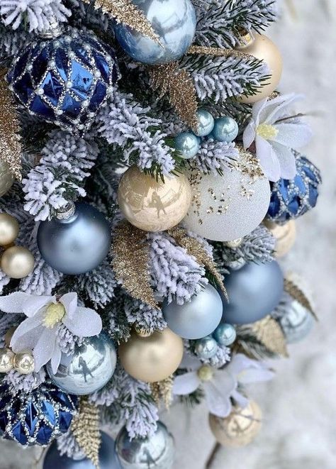 Glamorous Christmas Tree, Blue Christmas Tree Decorations, Christmas Tree Inspo, Ideas Christmas Tree, Tree Decorations Christmas, Blue Christmas Decor, Silver Christmas Decorations, Christmas Tree Decorating Themes, Blue Christmas Tree