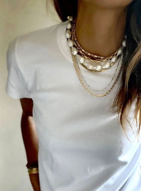 White And Black Blouse Outfit, Presenter Outfits Women, Casual Pearls, Layering Necklaces, Mode Casual, Work Style, Casual Work Outfits, Looks Chic, 가을 패션