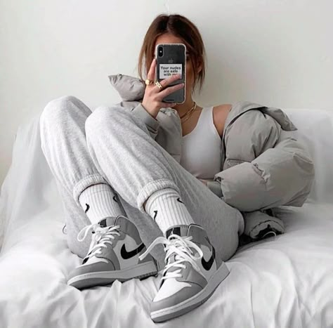 Jordan 1 Gray Outfit, White Jordans Outfit, Grey Jordans Outfit, Jordans Outfit Women, Gray And White Jordans, Jordan Outfits Womens, Jordan Outfit Women, Air Jordan Outfit, Styling Jordans