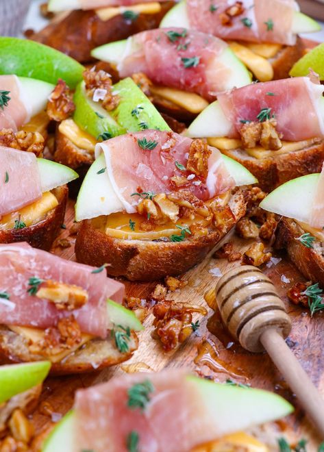 How To Make Crostini, Prosciutto Appetizer, Wine Pairing Dinner, Holiday Flavors, Crostini Recipe, Ripe Pears, Crostini Appetizers, Fancy Appetizers, Holiday Appetizers Easy