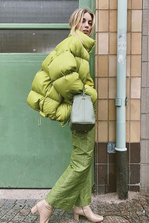 Hanna Stefansson, Style Vert, Coat Streetwear, Oversized Puffer, Ski Coat, Puffy Coat, Latest Colour, Foto Ideas Instagram, Street Style Inspiration