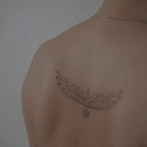 Hawk Fine Line Tattoo, Dainty Raven Tattoo, Phoenix Tattoo Feminine Back, Bald Eagle Tattoo For Women, Bird Wings Tattoo, Minimalist Phoenix Tattoo, Red Tailed Hawk Tattoo, Eagle Wings Tattoo, Hawk Tattoo Feminine